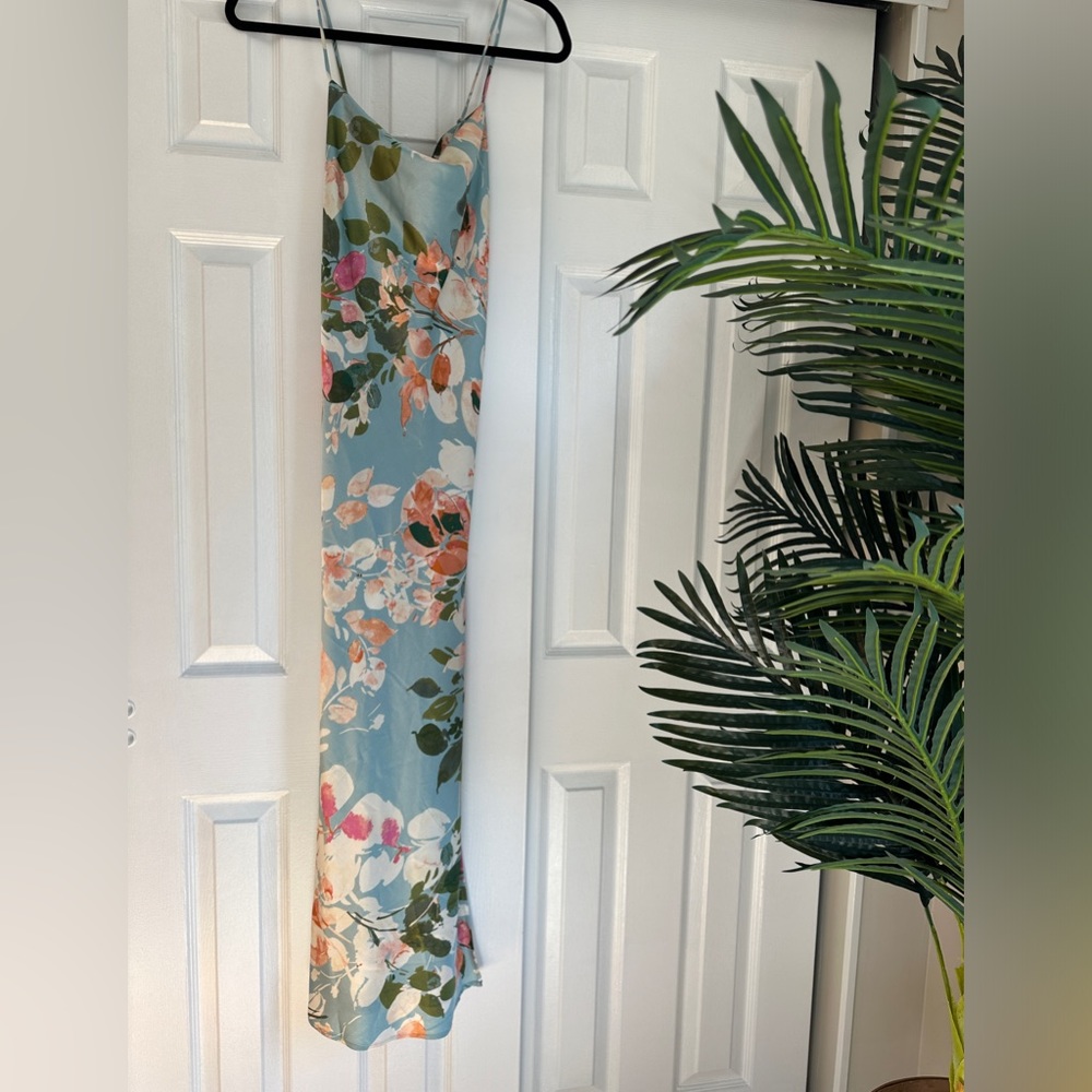 Gorgeous floral print satin slip dress with an open back design sz L boutique